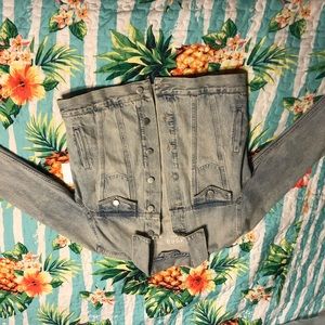 Gap light washed jean jacket size small. NWT